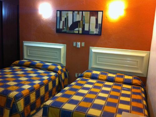En eller flere senge i et værelse på Hotel Fernando