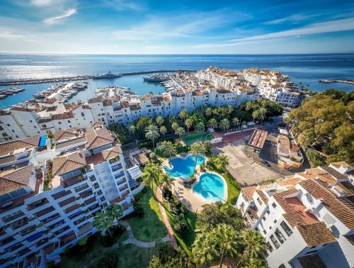 3 Bedroom duplex with pool in Puerto Banus