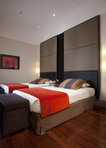 two beds in a hotel room with at Savoy Hotel in Buenos Aires