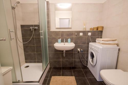La salle de bains est pourvue d'un lavabo et d'un lave-linge. dans l'établissement Old Town modern apartment by Kovee, à Bratislava