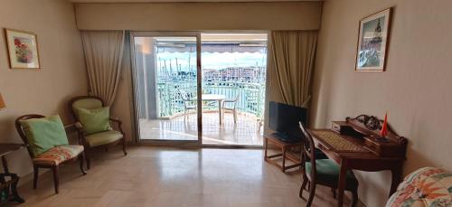 Apartment in Port Fréjus with sea and marina views