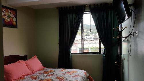 Un pat sau paturi într-o cameră la Hostal Los Lirios