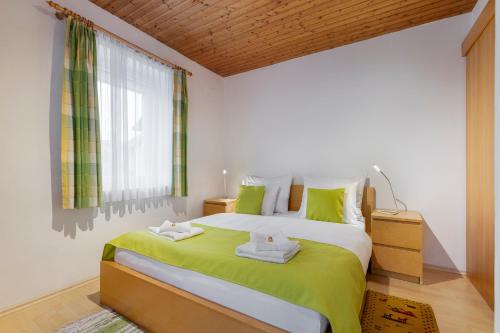 cosy 2 room apartment sleep 4 private parking