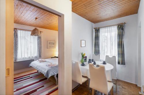 cosy 2 room apartment sleep 4 private parking