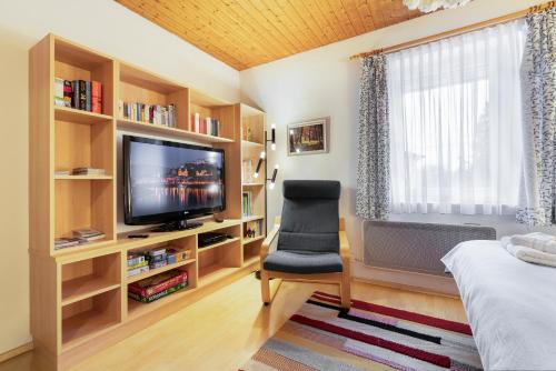 cosy 2 room apartment sleep 4 private parking