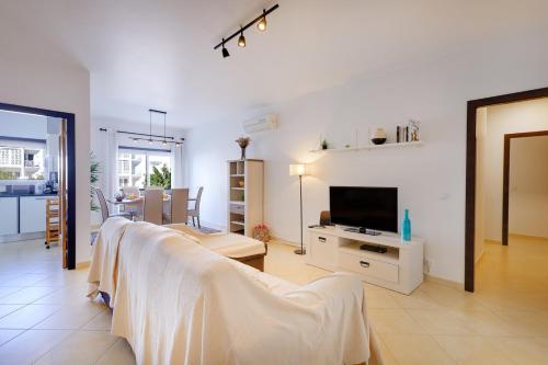 Albufeira 2BR | Pool, AC & Parking