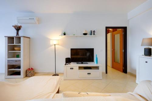 Albufeira 2BR | Pool, AC & Parking