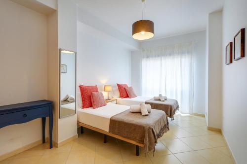 Albufeira 2BR | Pool, AC & Parking