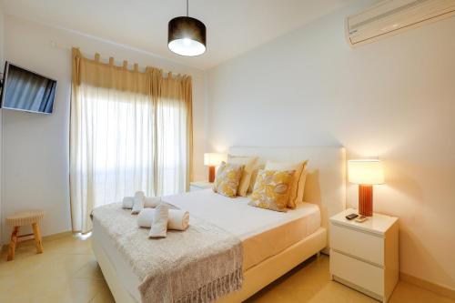 Albufeira 2BR | Pool, AC & Parking