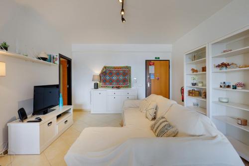 Albufeira 2BR | Pool, AC & Parking