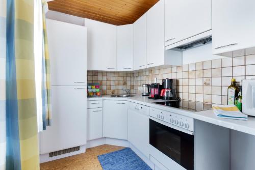 cosy 2 room apartment sleep 4 private parking