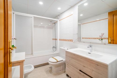 Bright flat pool and parking near train station