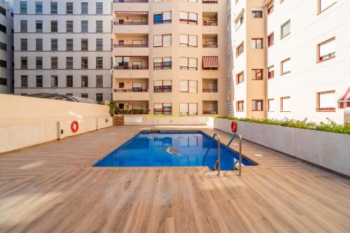 Bright flat pool and parking near train station