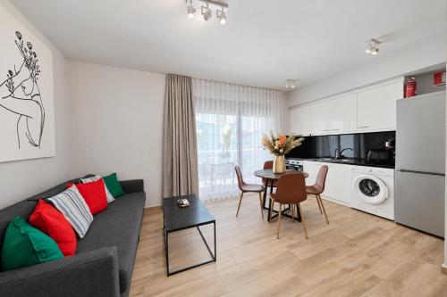 Costa Voula Shared Pool & Beach Apartment A2