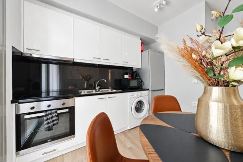 Costa Voula Shared Pool & Beach Apartment A2