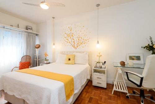 Cama ou camas em um quarto em Copacabana Beach Amazing Lux 2 Bedroom Apartment