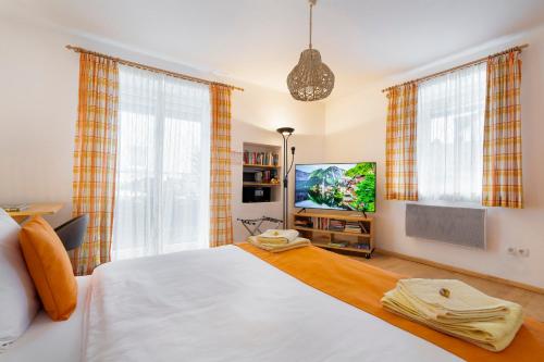 Cosy One Bedroom Apartment Balcony and private Parking