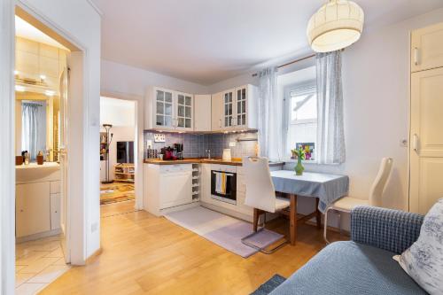 Cosy One Bedroom Apartment Balcony and private Parking