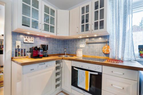 Cosy One Bedroom Apartment Balcony and private Parking
