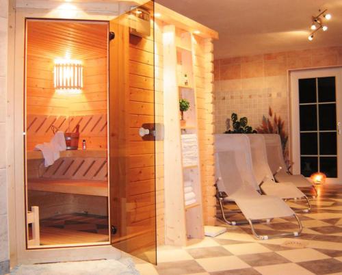 Zimmer mit einem Zimmer mit einem Bett und Stühlen in der Unterkunft Pension Rudi - Weingut Kellner in Pulkau