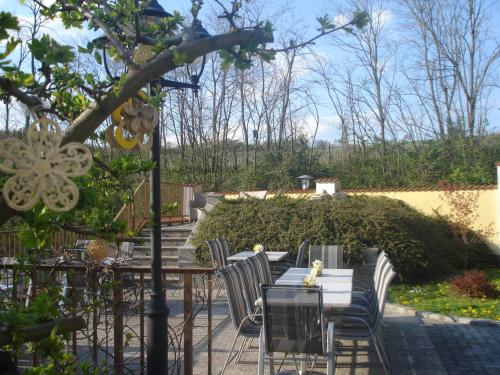 a patio with a table and chairs in a garden at Pension Rudi - Weingut Kellner in Pulkau