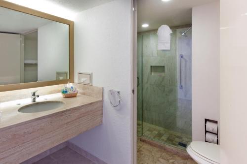 Ένα μπάνιο στο HS HOTSSON Hotel Acapulco