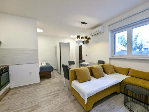 Cozy Courtyard Condo