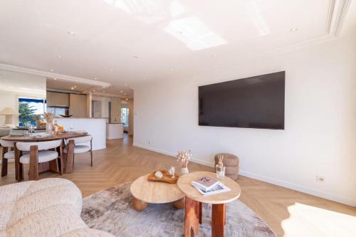 2-Br Sea-View Apartment East Cannes
