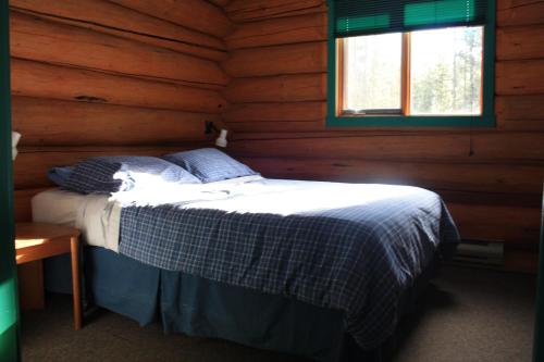 Tempat tidur dalam kamar di Twin Peaks Resort