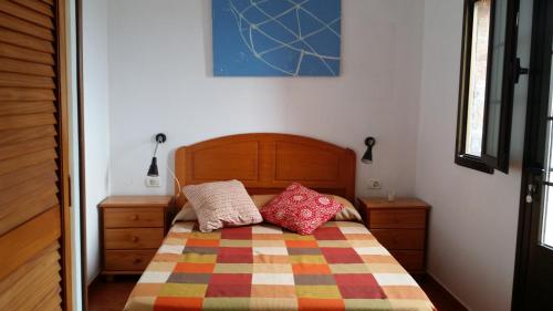 a bedroom with a bed with two pillows on it at Vivienda Vacacional La Roca in La Restinga