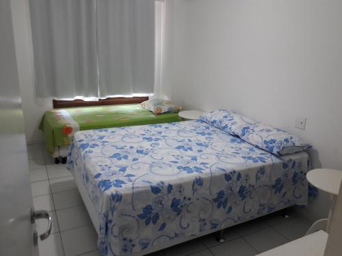 1 dormitorio con 2 camas en una habitación con ventana en Enseada Praia Do Forte, en Praia do Forte