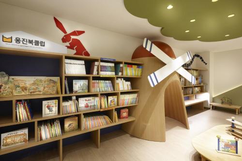 a library with bookshelves filled with books at Paradise Hotel Busan in Busan