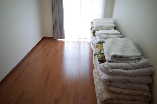 Postel nebo postele na pokoji v ubytování Kenrokuen Inn