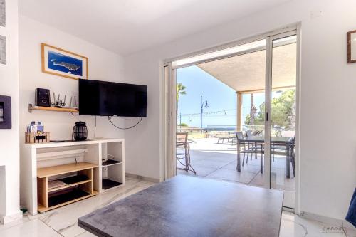 110 M2 de terras vue mer, pieds dans l eau pour 6 pers maxi avec clim et wifi fibre avec 390 places de PARKING GRATUITES à proximité