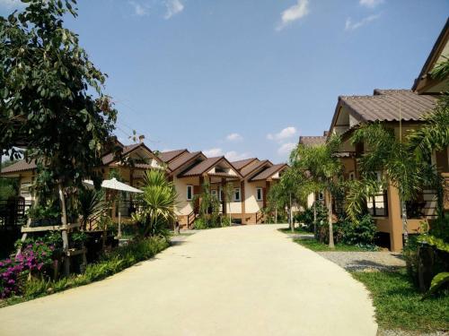 eine Auffahrt, die zu einer Villa im Resort führt in der Unterkunft Ouidee Resort in Na Noi
