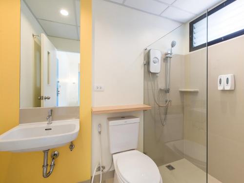 La salle de bains est pourvue de toilettes, d'un lavabo et d'une douche. dans l'établissement Hop Inn Rayong, à Rayong