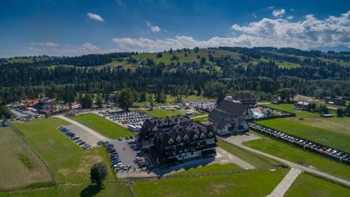 an aerial view of a large building in a park at Borowy Dwór- Biznes, Spa & Fun in Szaflary
