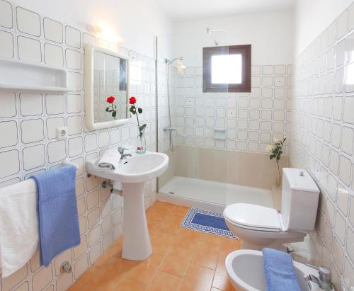 e bagno con lavandino, servizi igienici e vasca. di Typic Sandic Apartments a Es Cana