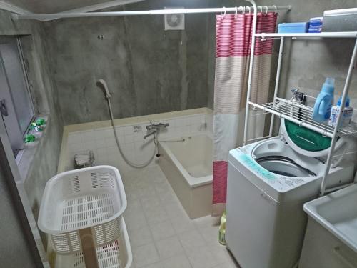 y baño con ducha, lavabo y aseo. en Huuran, en Nakijin