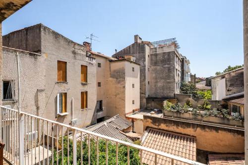 T2 avec balcon Cœur historique Avignon Intramuros