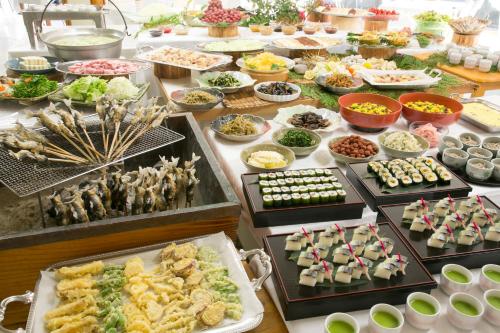 un buffet con molti tipi di cibo diversi su un tavolo di Sansuikan Kawayu Matsuya a Hongu