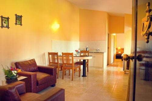 Χώρος καθιστικού στο Green Pastures - A Hill Country Resort