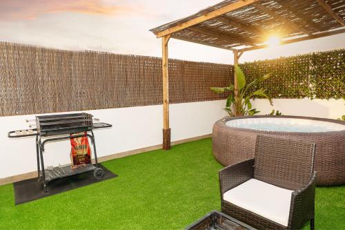 Private Terrace & Jacuzzi & Sleeps Six