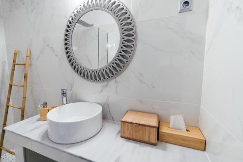 Fira Downtown Apartment