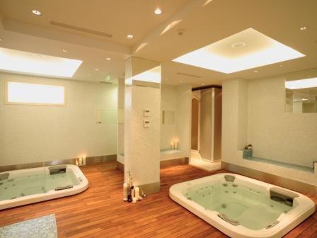 ミロポタスにあるFar Out Hotel & Spaの客室の真ん中に広いバスルーム(バスタブ付)が備わります。