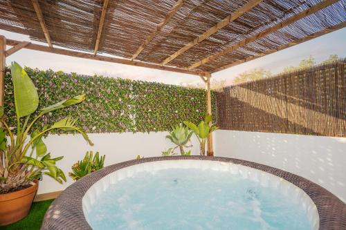 Private Terrace & Jacuzzi & Sleeps Six