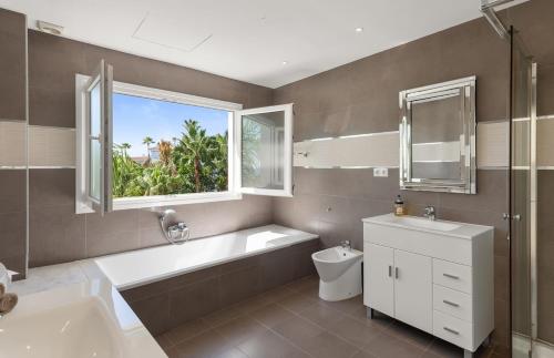 Breathtaking Views From Villa Near Beach - Heated