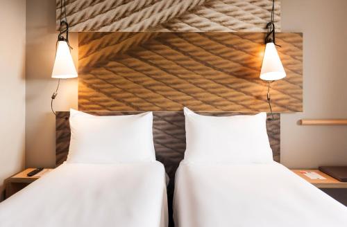  Ibis Wavre Brussels East -  Room  picture :    Shower    TV    Telephone                            