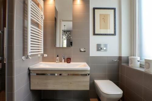 HACCA Collection - Elegant 2BR, 2 King Suites, Porta Venezia