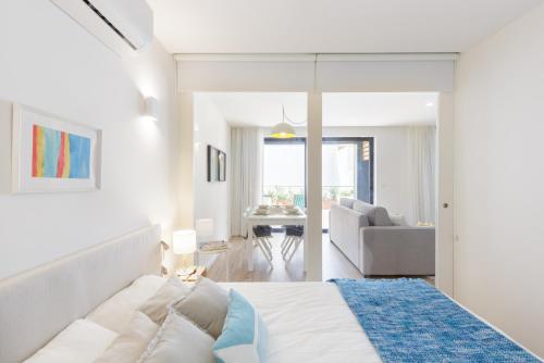 Light Filled Apartment With Terrace